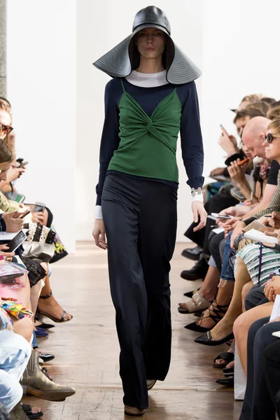 Look 16
